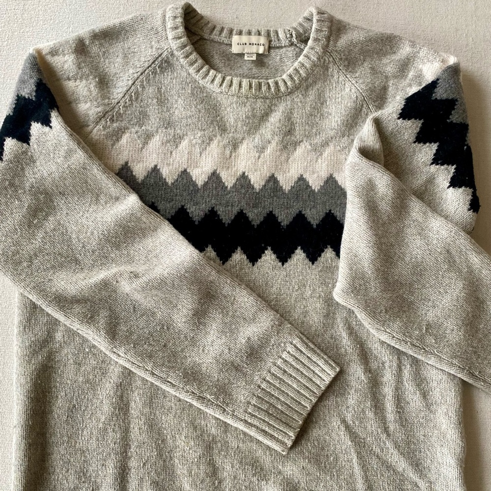 Club Monaco men’s chevron knit sweater, size medium. Crew neck. Light grey